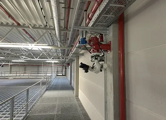Löschmonitor an der Wand eines Top-Load Behälterlagers