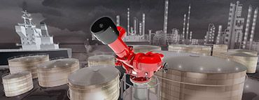 FireDos Löschmonitor mit Industrieanlagen im Hintergrund