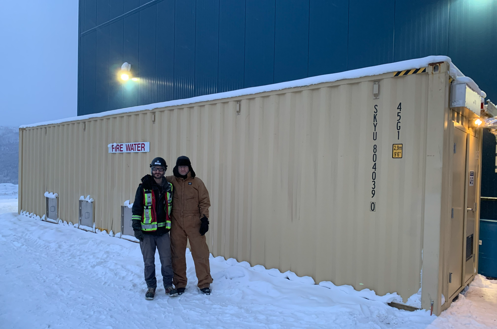 Teamleader vor einem Container