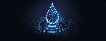 Futuristischer Wassertropfen beim Auftreffen auf der Wasseroberfläche