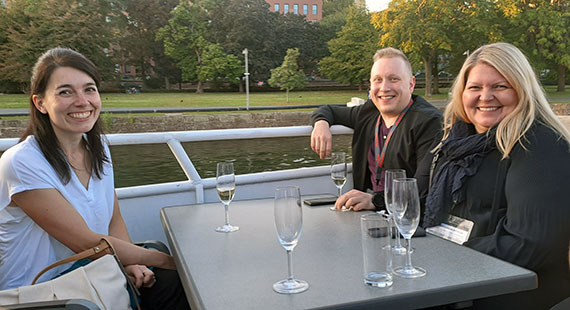 Melanie beim Partnermeeting auf dem Ausflugsboot Melanie beim Partnermeeting auf dem Ausflugsboot