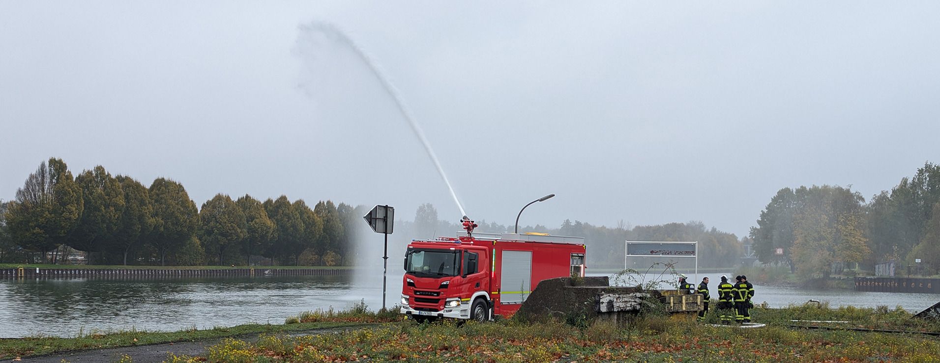 Neues Tanklöschfahrzeug der Feuerwehr Dortmund mit M3 Löschmonitor in Aktion