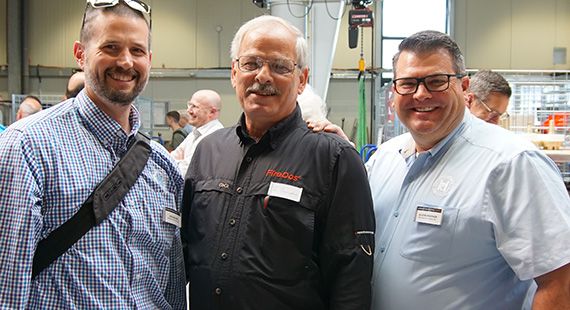 Austin mit seinem Kollegen Jon und Joe vom Team FireDos US bei FireDos in Wölfersheim