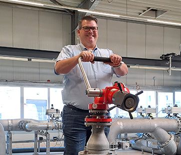 Austin an einem FireDos Löschmonitor am Prüfstand