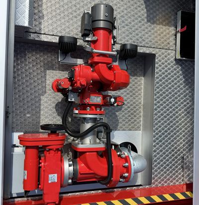 Löschmonitor mit einer Schwenkeinheit auf dem Dach eines Feuerwehrfahrzeugs montiert, in Ruheposition