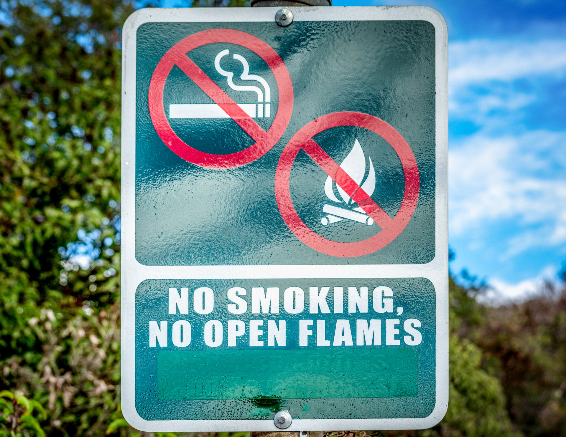 Schild "No smoking, no open flames"