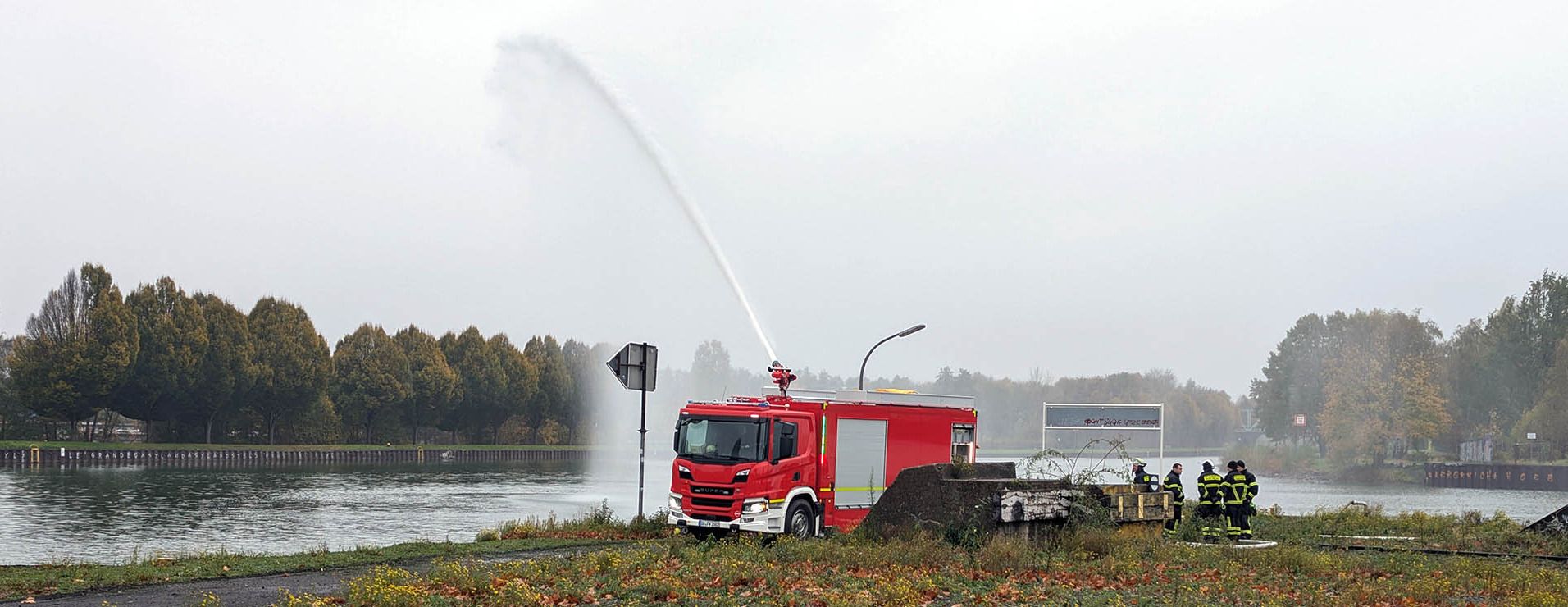 Neues Tanklöschfahrzeug der Feuerwehr Dortmund mit M3 Löschmonitor in Aktion