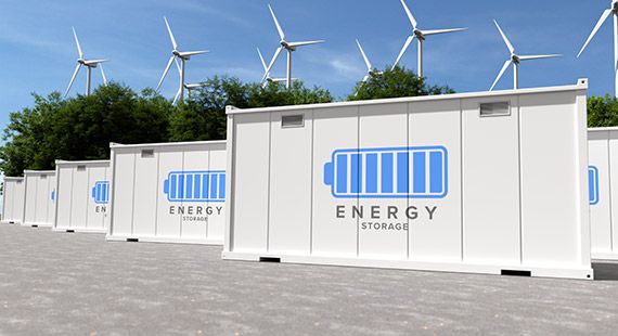 Energie-Speicher-Anlage mit Windturbinen im Hintergrund